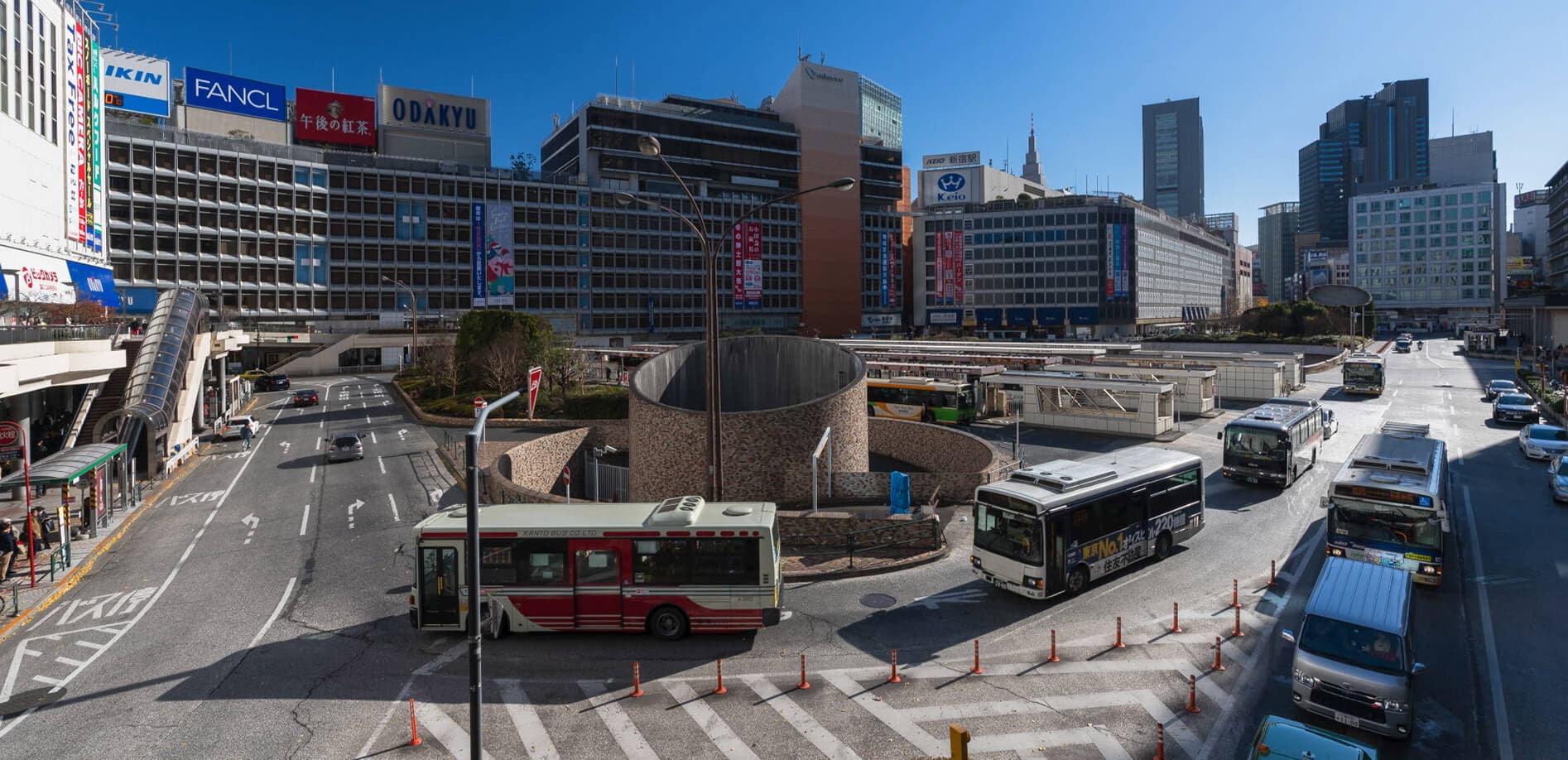 新宿南口・西口駅前_8K