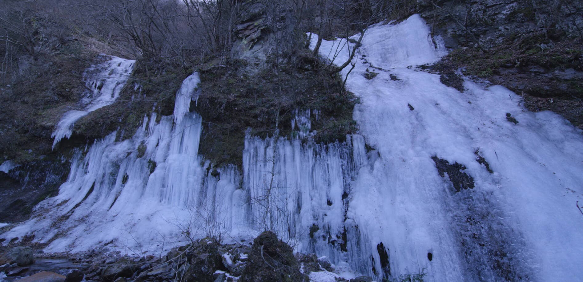 長野・横谷渓谷 屏風岩の氷瀑_8K
