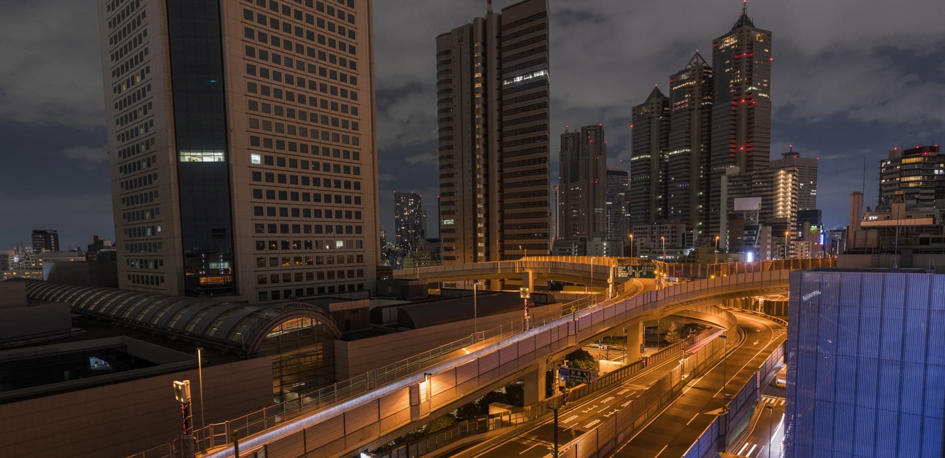 初台から見た新宿ビル群+高速道路 夜_8K