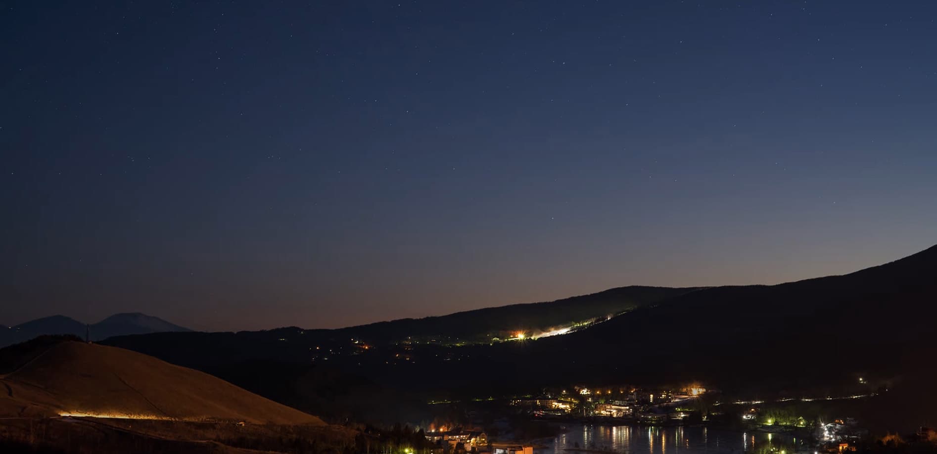 白樺湖周辺の夜空_8K