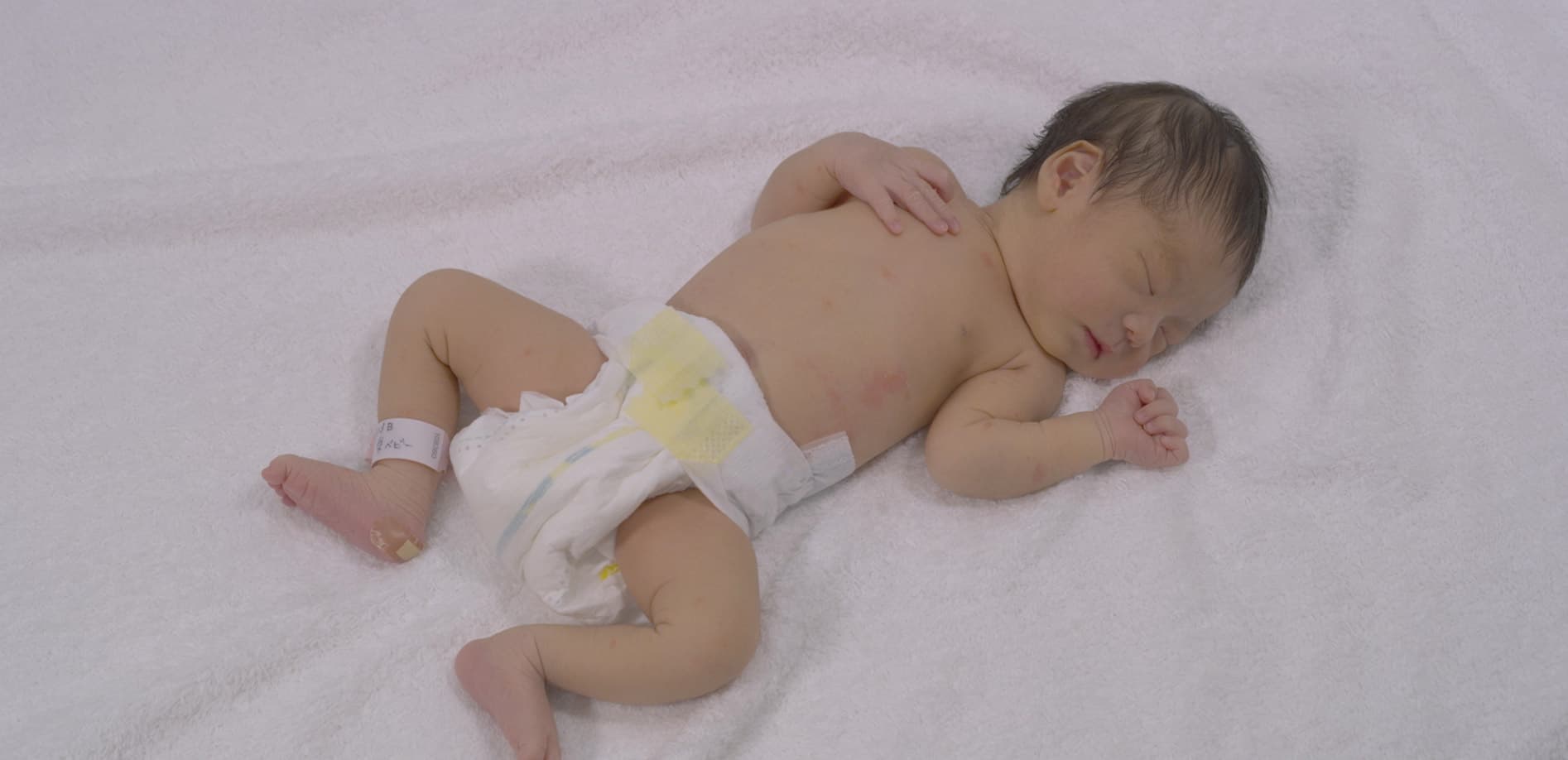 生後3日目の赤ちゃん_8K