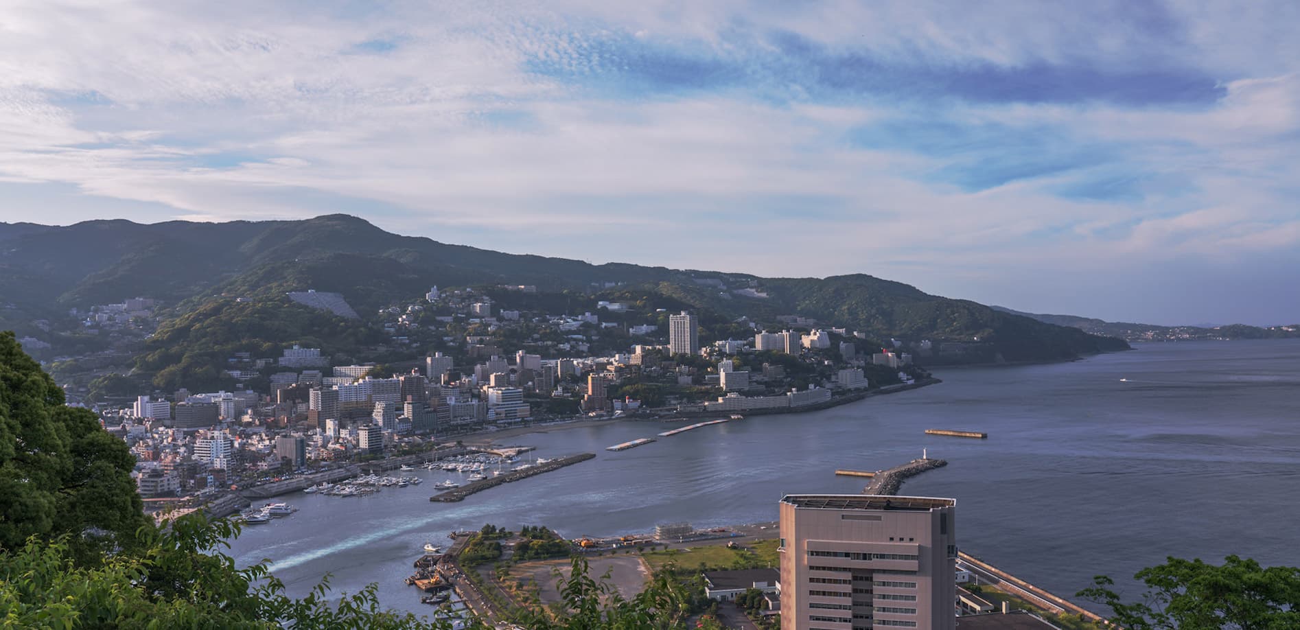 柔らかな陽光の中の熱海港_8K