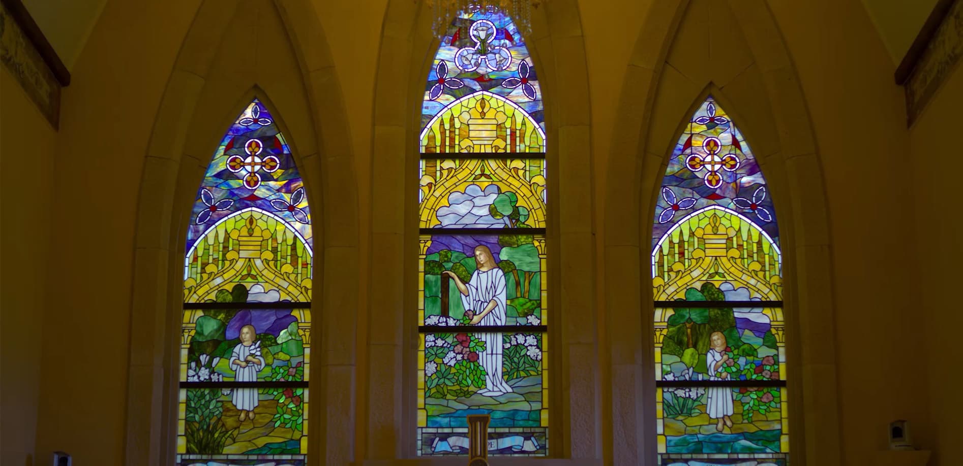 ステンドグラス、光と色の調和_8K