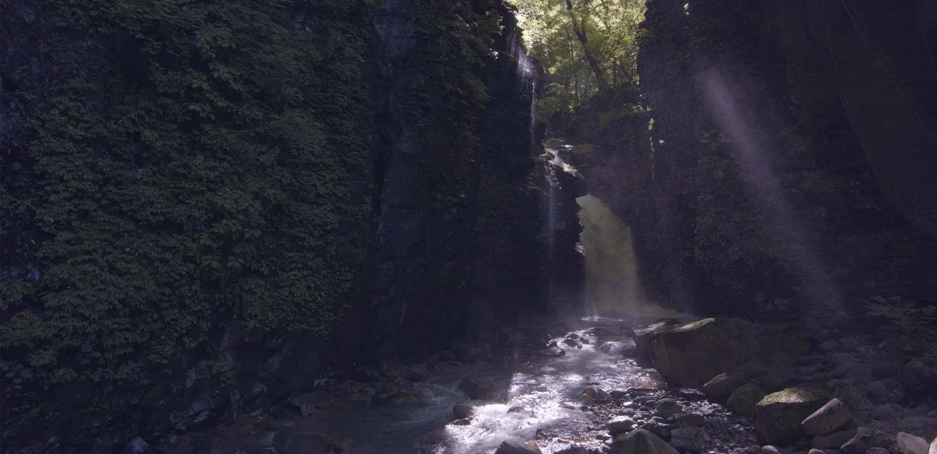 スッカン沢の名瀑、雄飛の滝_8K