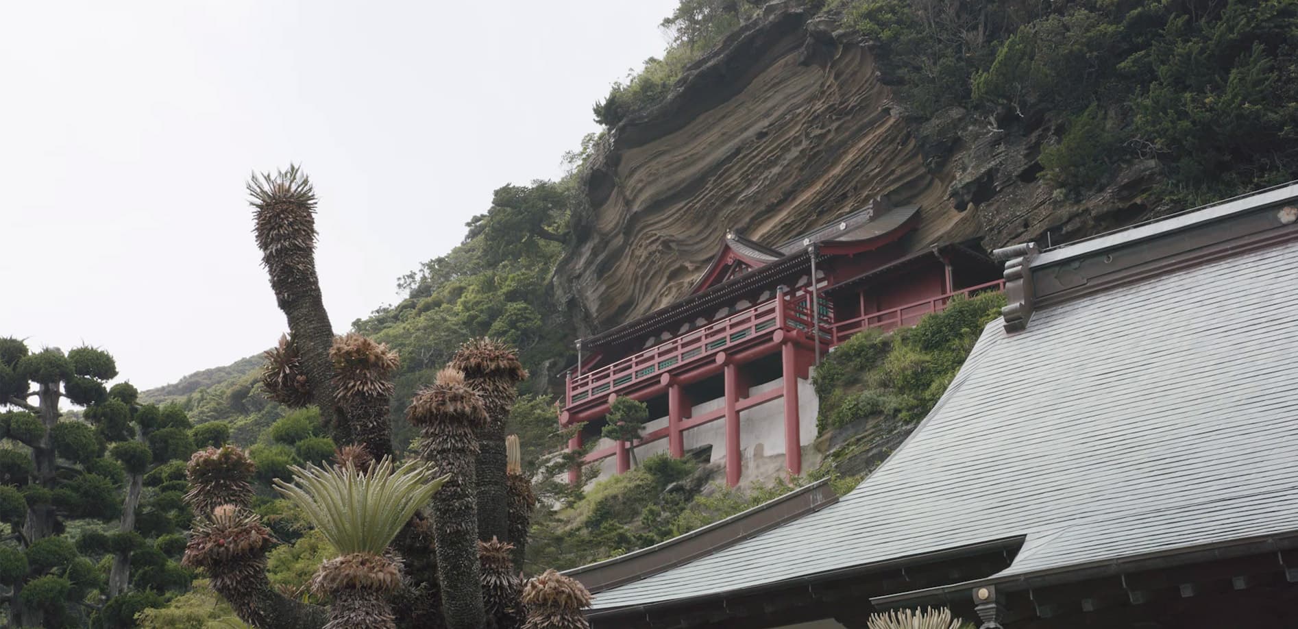崖に聳り立つ大福寺_8K