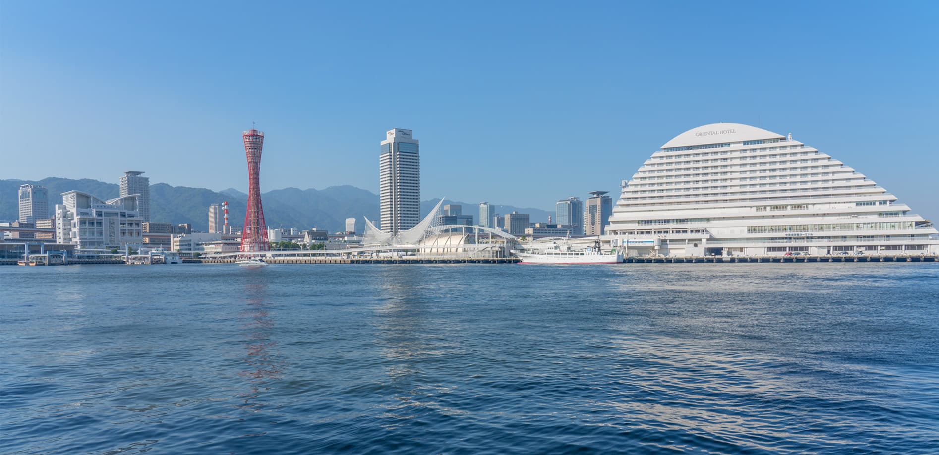 青と白のコントラスト神戸港_8K