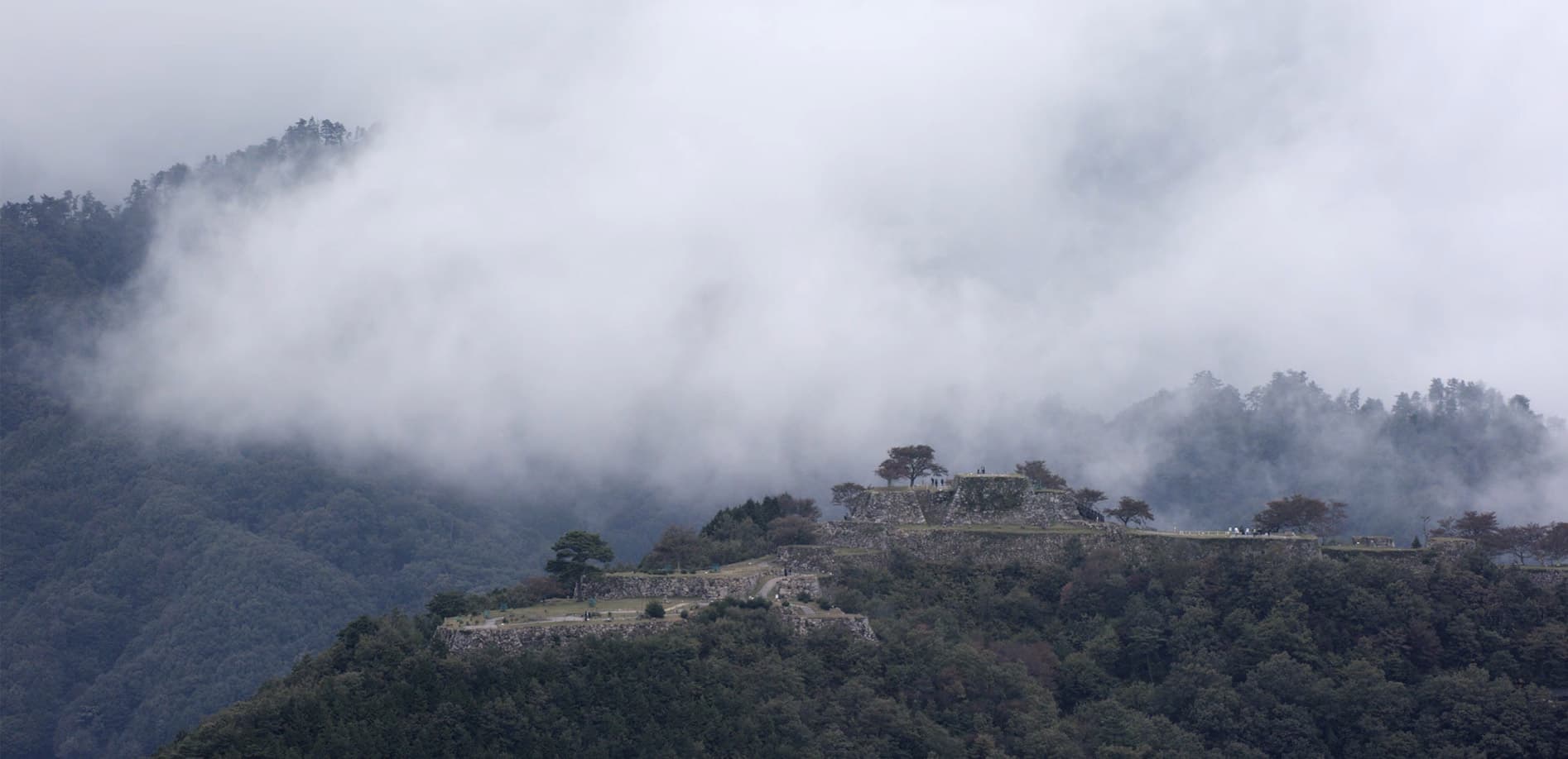 天空に浮かぶ竹田城跡_8K