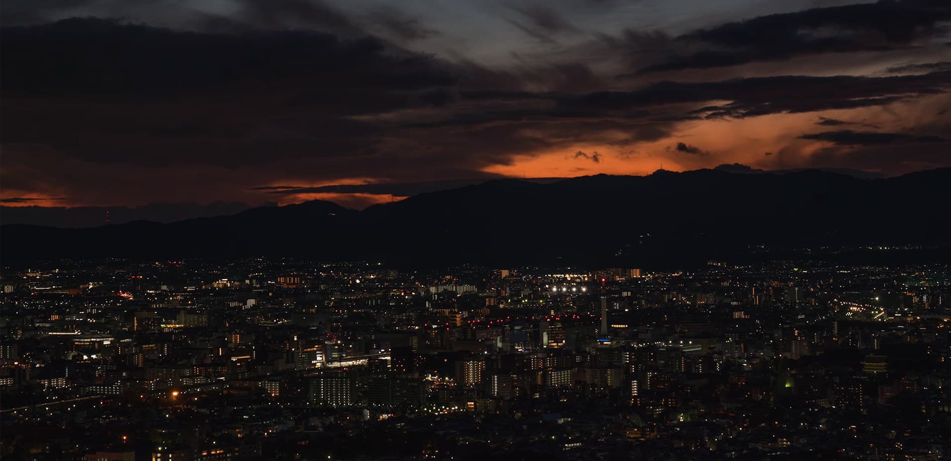 京都市街と駅周辺の夜景_8K