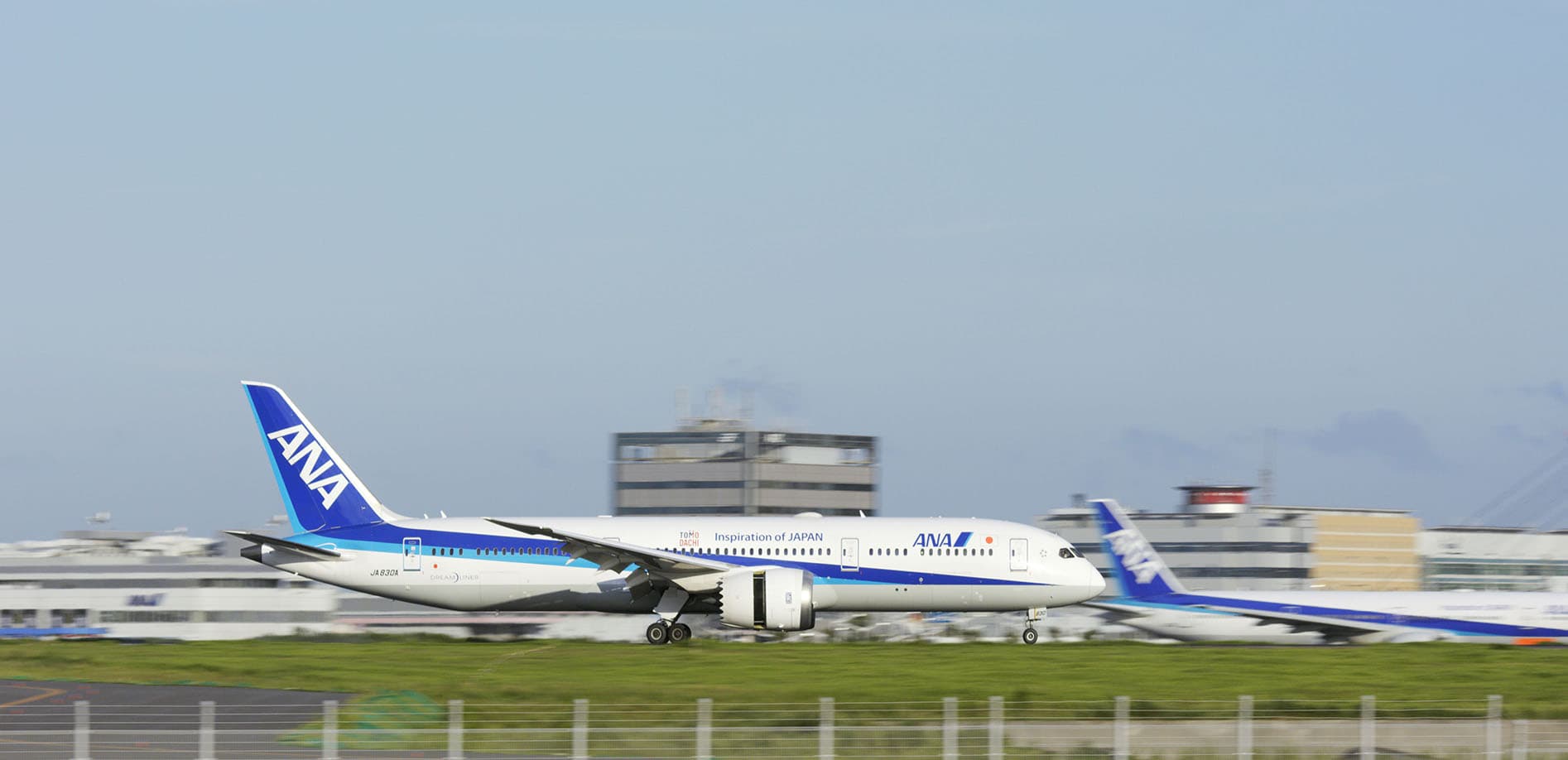 飛行機、着陸の瞬間_東京国際空港_8K