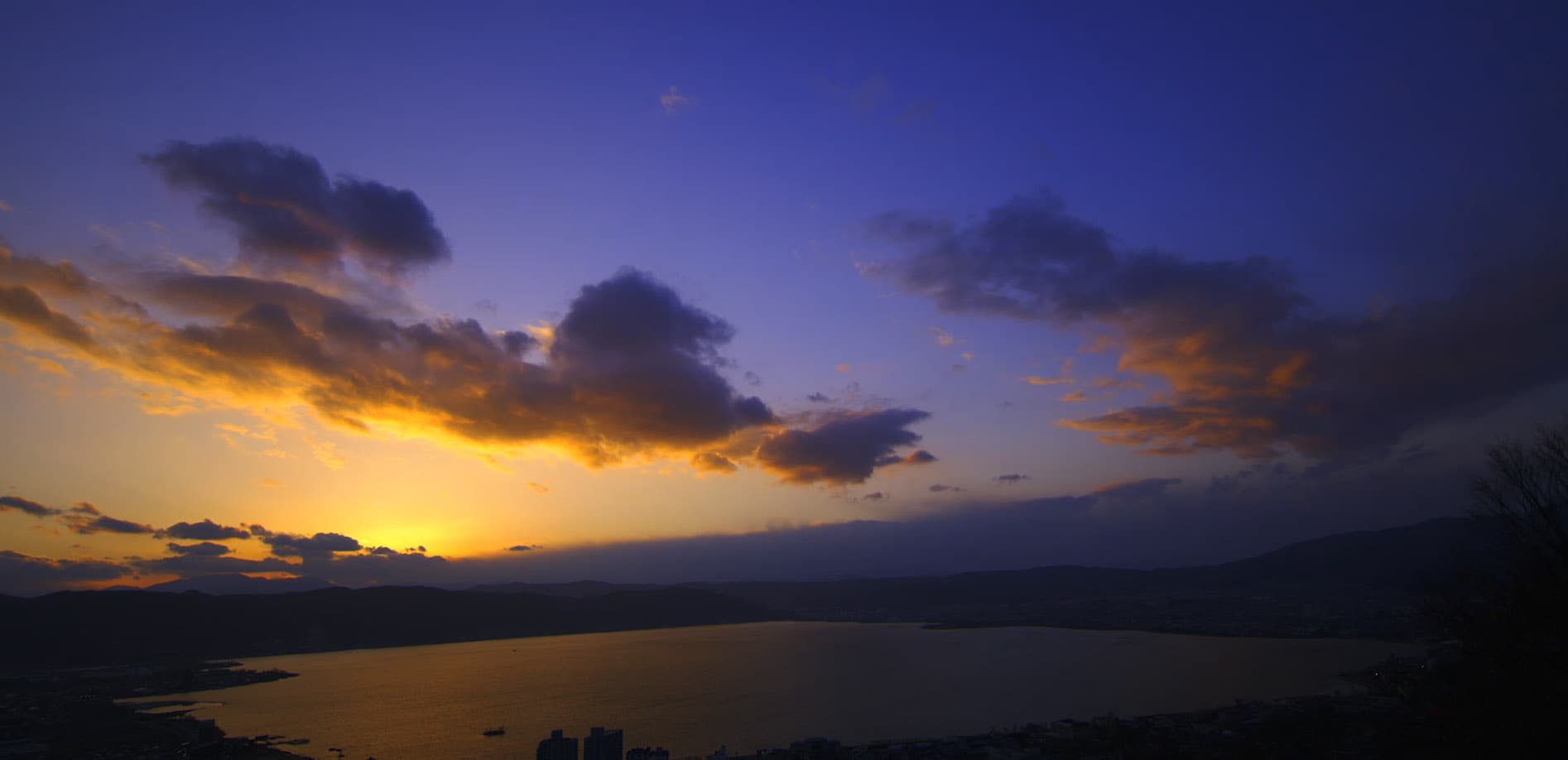 聖地巡礼、夕暮れの諏訪湖_8K