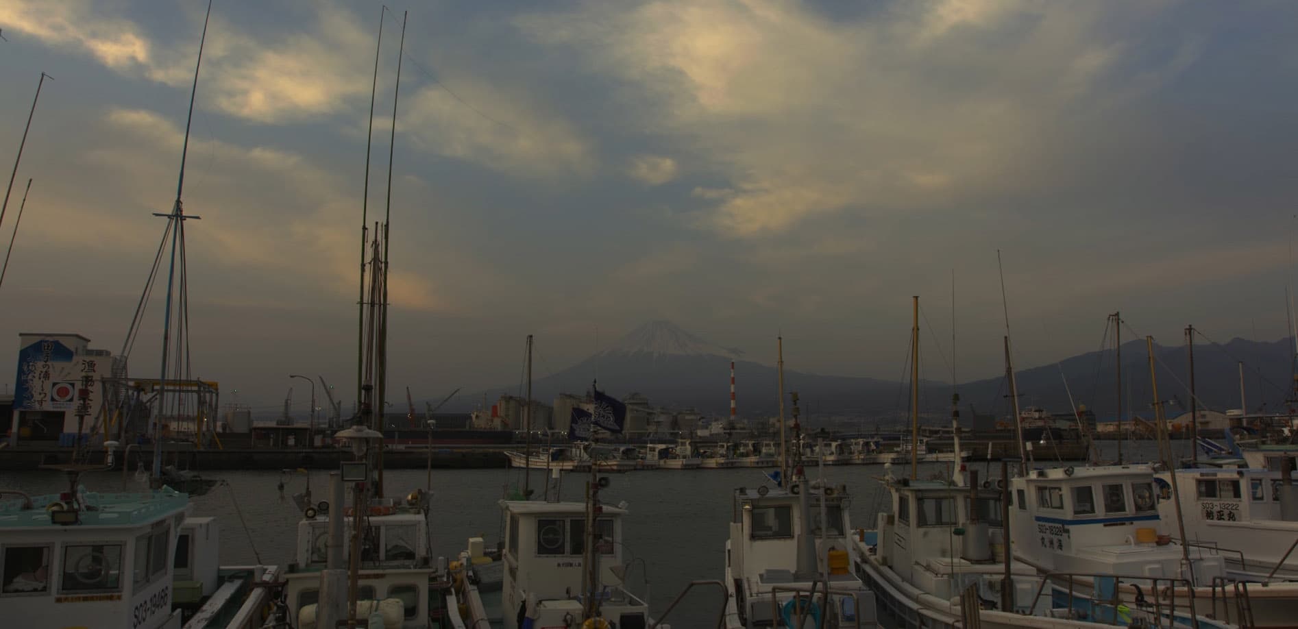 田子の浦港と富士山
