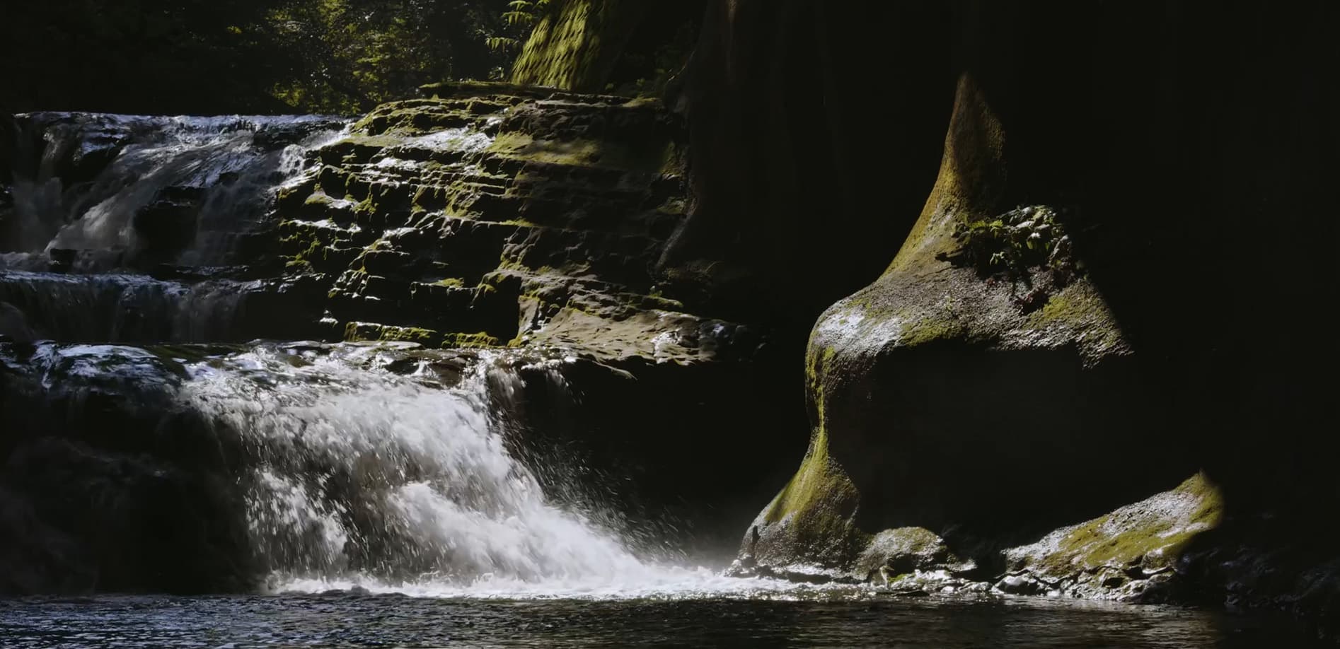 光射す絶景 千葉 亀岩の洞窟・濃溝の滝_8K