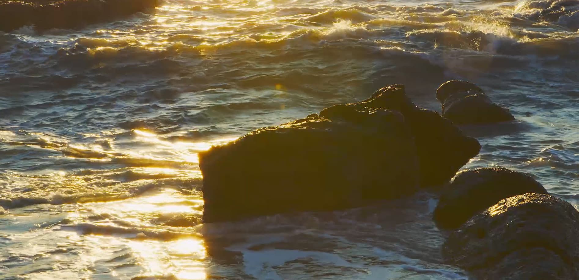大洗磯前神社・神磯の鳥居～旭光_8K