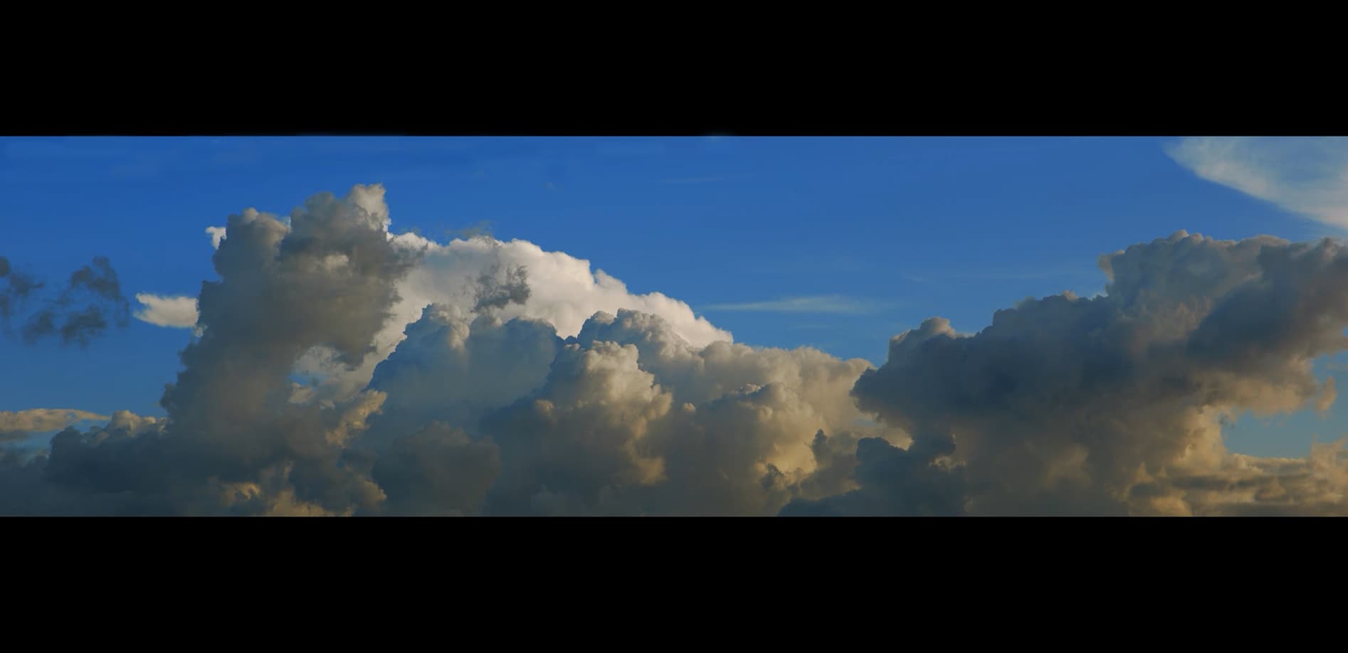 不思議な雲 夏の夕暮_12K WIDE 32:9