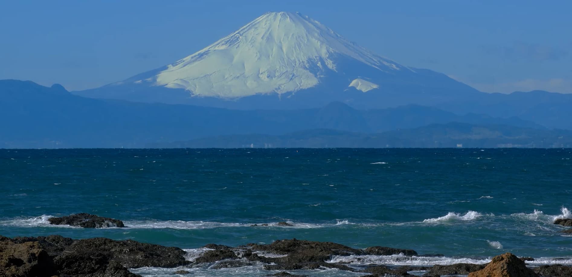 秋谷・立石海岸 奇岩と富士山_12K