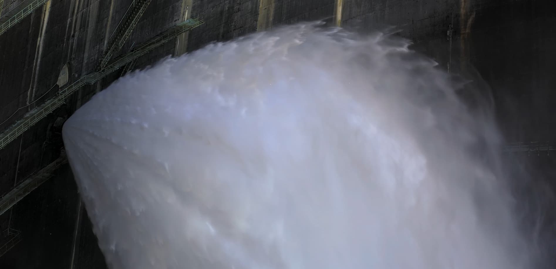 富山 黒部ダムの放水_12K