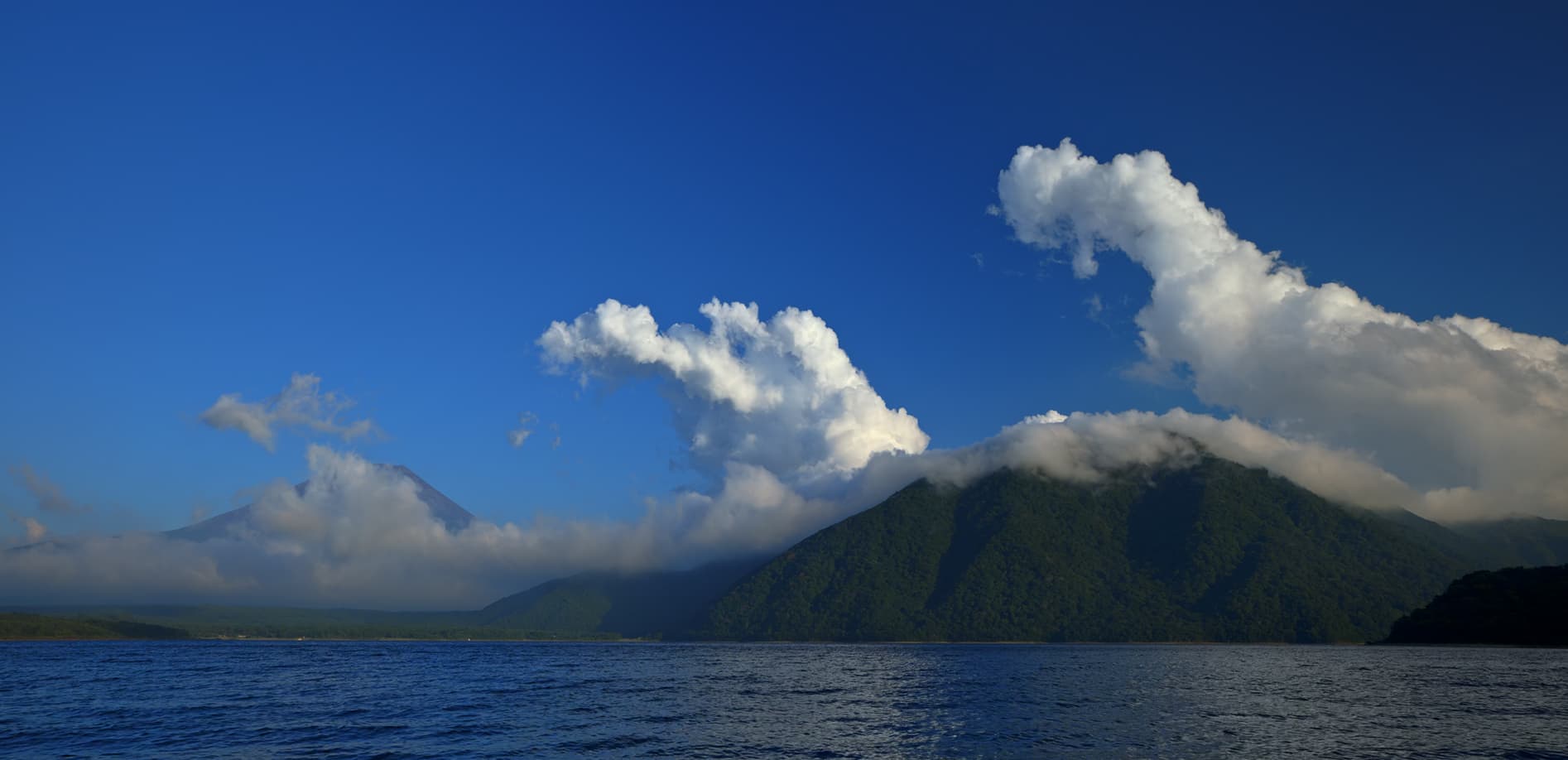 山上を流れる雲 山梨_8K