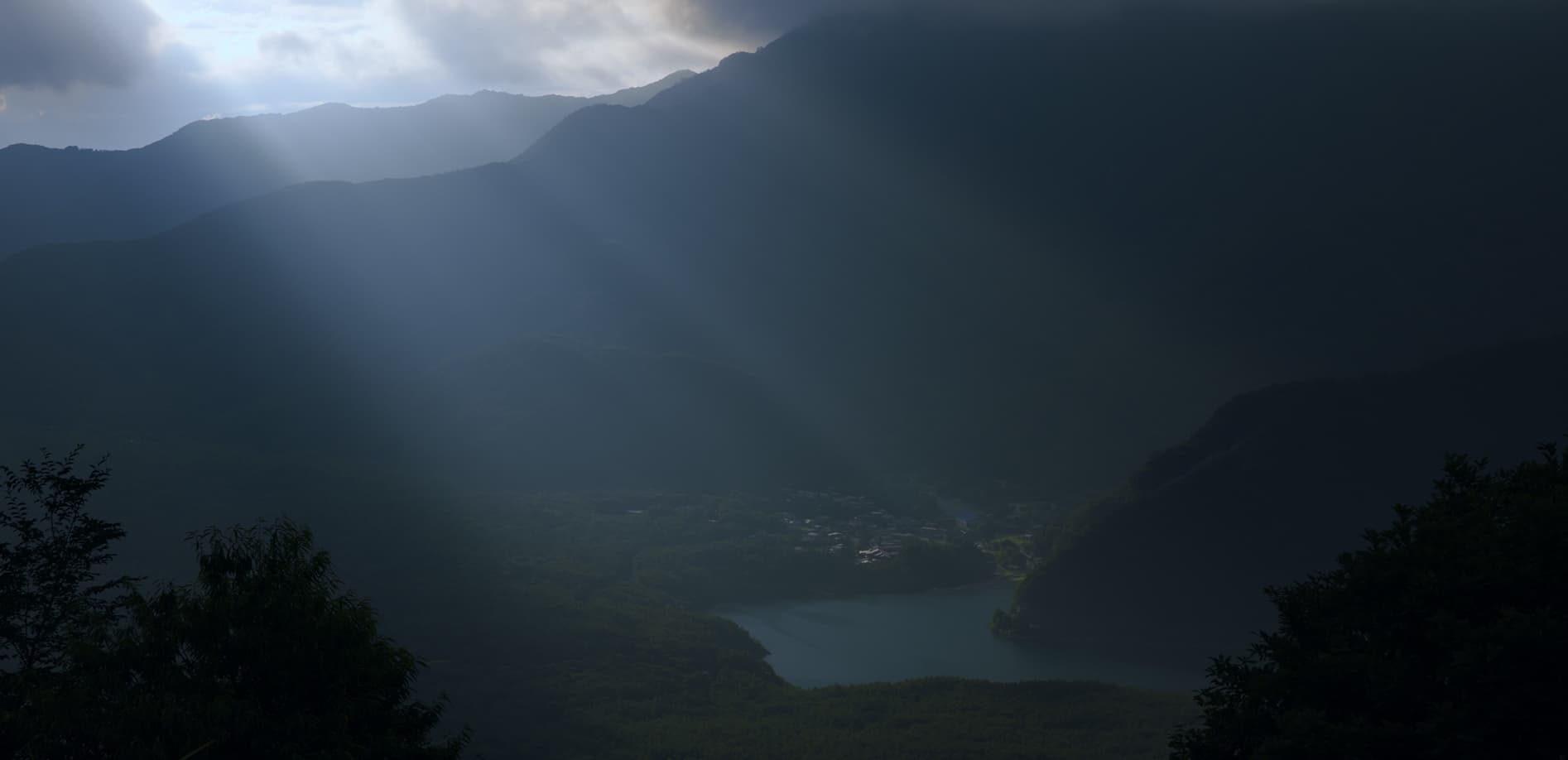 光差す湖 山梨 三湖台より_8K