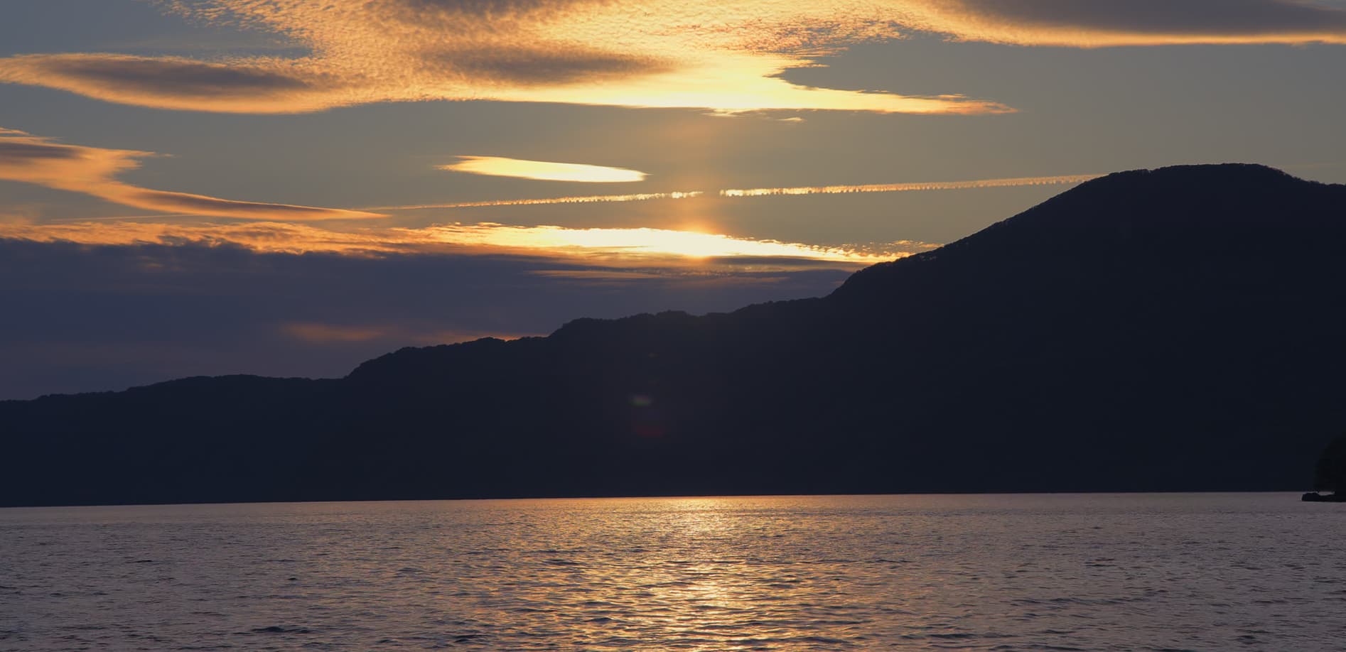 十和田湖畔 夕陽と雲_8K