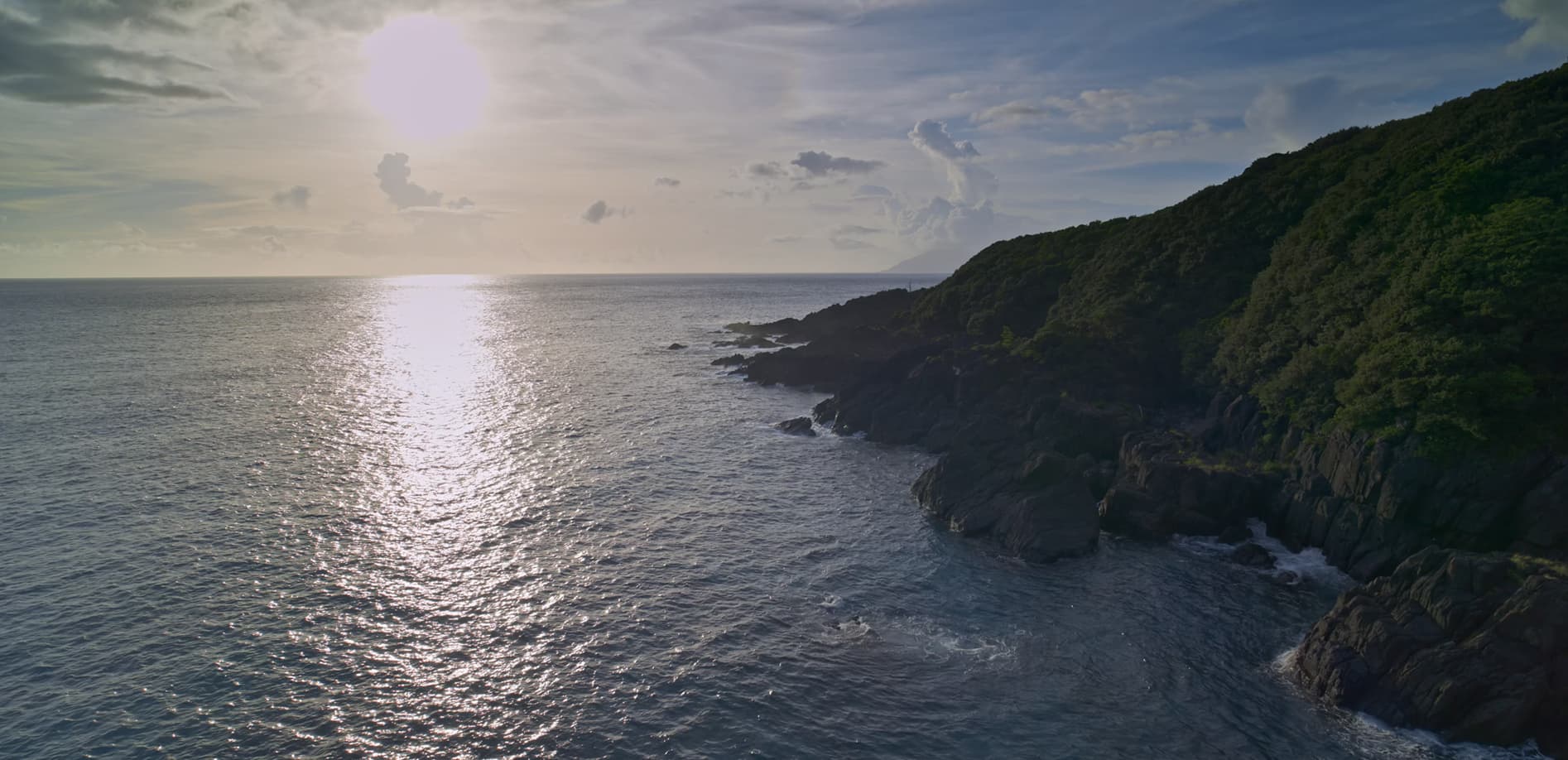 屋久島西岸を飛ぶ