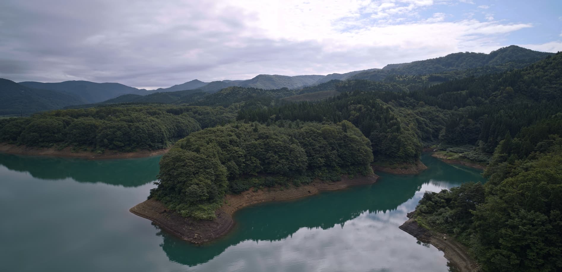 秋田 宝仙湖を飛ぶ